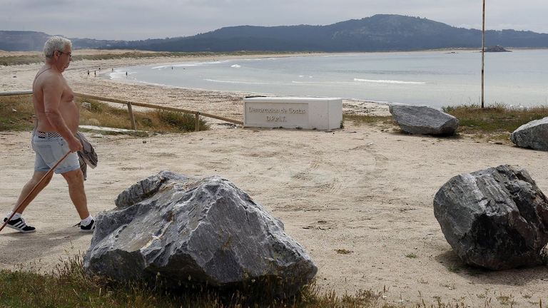 «La playa se llena de bañistas y hay una escuela de surf, pero no la limpian y no hay ducha»