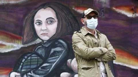 Eduardo Hermida posa con una de las meninas que decoran el barrio de Canido