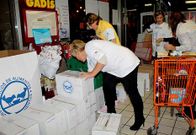 La Gran Recogida Solidaria sigui ayer sumando kilos de comida en Vigo. 