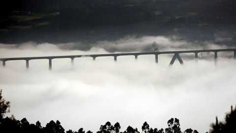 Viaducto de O Eixo, en el AVE Santiago-Ourense. Tiene 1.224 metros de longitud y cuenta con 25 pilares