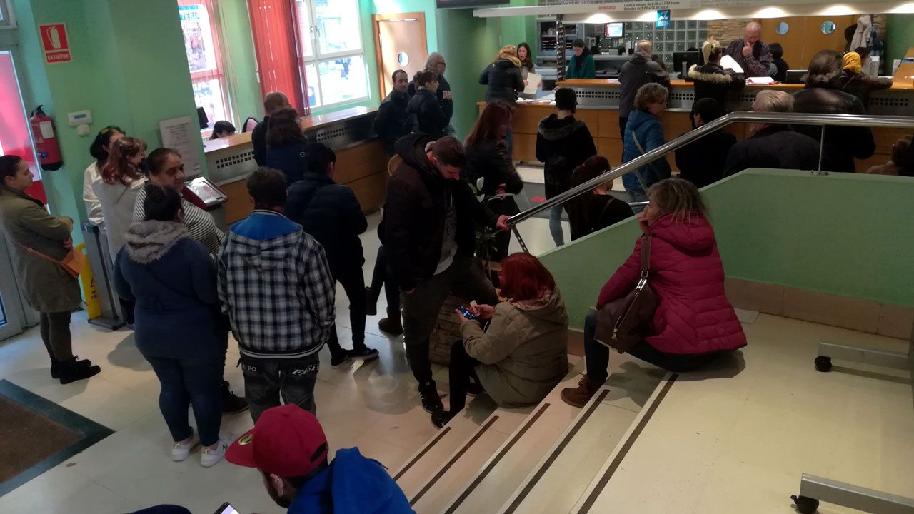 Colas de demandantes de la Renta Social y las ayudas energ�ticas en el Ateneo de La Calzada