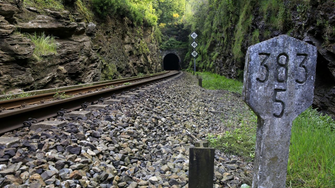 Un incendio calcin la casa donde vivan seis personas en Baralla.El tnel de Oural ser aprovechado para la electrificacin de la lnea ferroviaria.