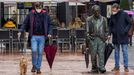 Paseantes ante la estatua de Woody Allen en Oviedo