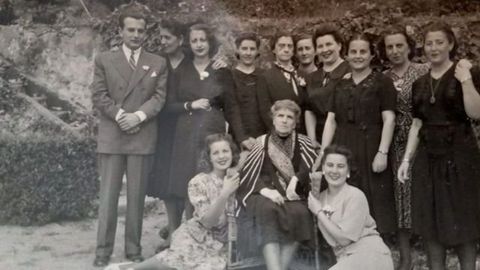 La familia Rivero en los jardines de la casa, en los años 40
