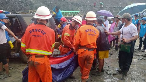 Servicios de rescate en una mina al norte de Birmania