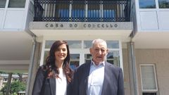 Chus López, primera alcaldesa de Samos, junto a su abuelo, Ramón López