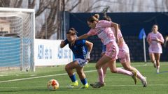 Eva Lois intenta robar un bal�n durante el�SE AEM-Real Oviedo femenino