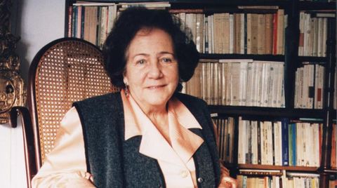 Pilar Vzquez Cuesta na biblioteca do seu domicilio, nunha fotografa de 1995