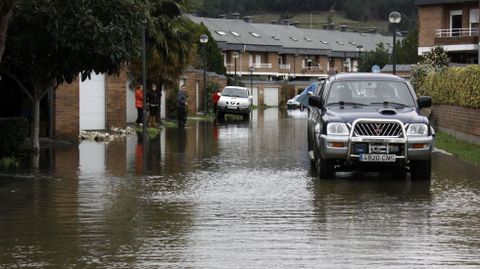 Inundaciones en la provincia de Ourense.La crecida del Sil ha inundado un centenar de casas en O Barco de Valdeorras, además de fincas, huertas y el Malecón