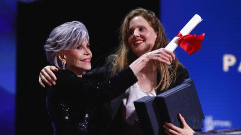 Justine Triet recibe la Palma de Oro de la actriz Jane Fonda.