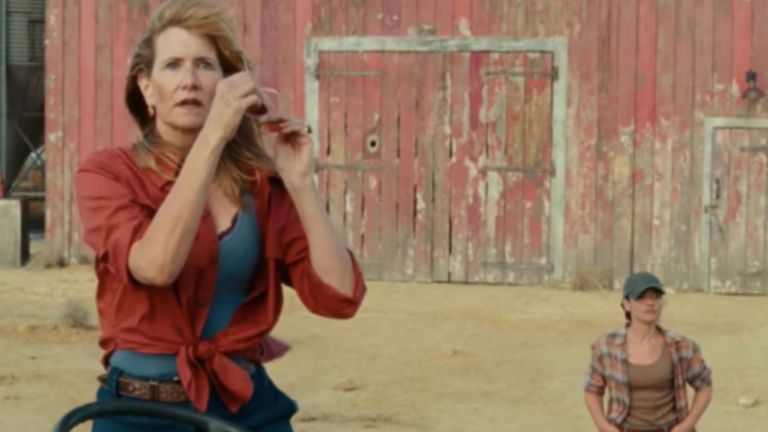 Laura Dern, en primer término, y Teresa Cendón, al fondo, en un fotograma de la película
