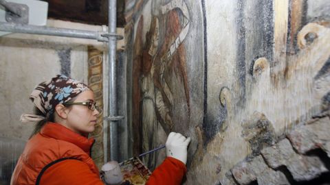 Un momento da terceira fase da restauracin do conxunto artstico, que afectou s pinturas do arco da igrexa