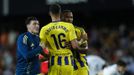 Fede Vias, David Carmo y Rondn se abrazan tras el triunfo del Real Oviedo en Valencia