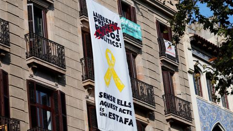 Tercera pancarta en Barcelona con mensaje sobre los políticos presos