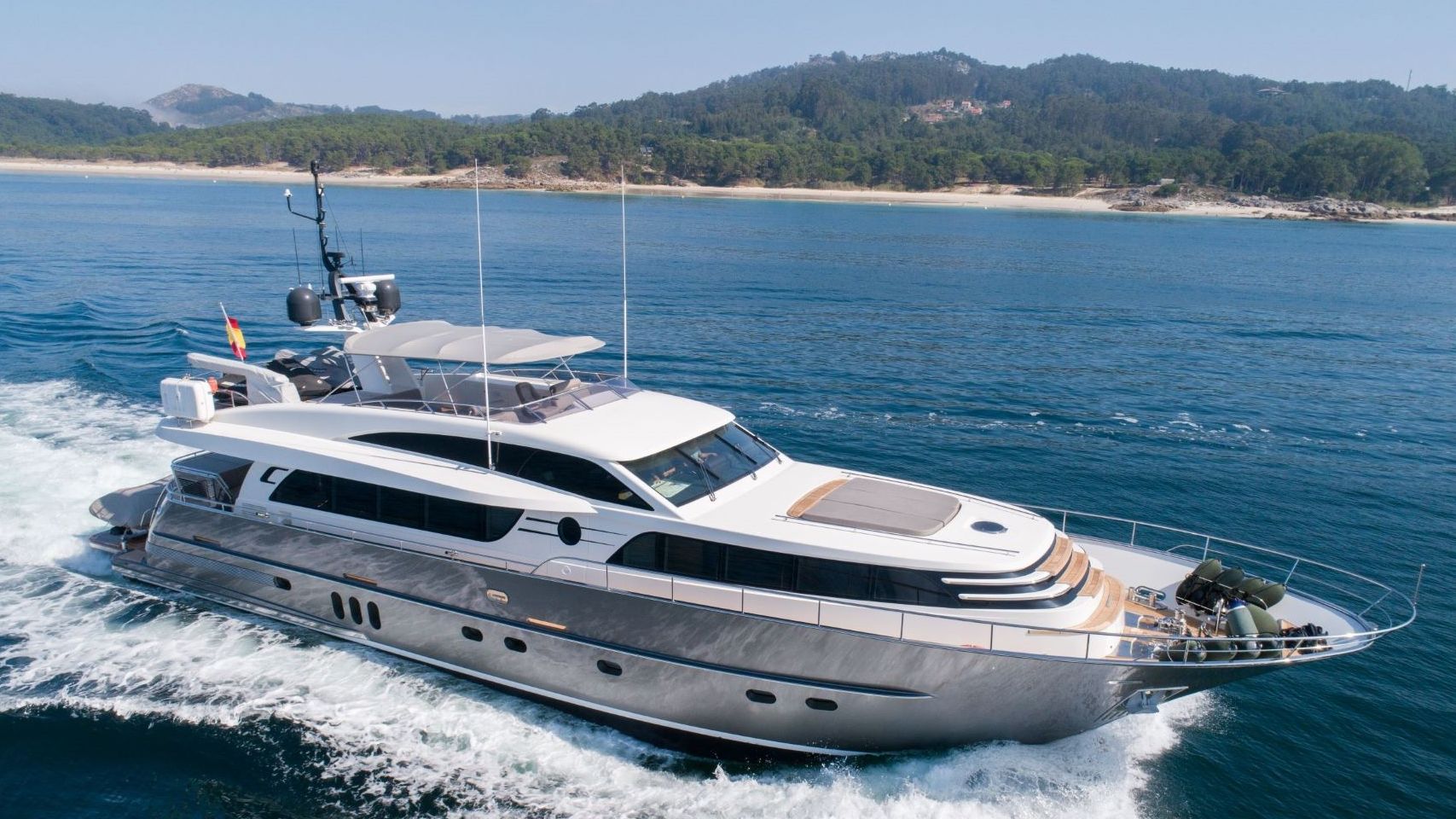 As� es como se vive de lujo en un barco.Una pintada, en el mismo punto de la playa de Coira en el que la pandilla de amigos de los ocupantes del kayak se juntaban siempre, recuerda a Miguel Quan y a Javier Hurtado