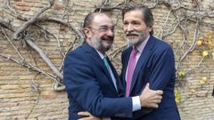 El presidente de Aragón, Javier Lambán (izquierda), saludando hoy en Zaragoza al expresidente de Asturias Javier Fernández.