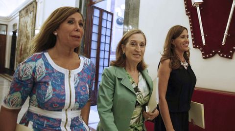 La presidenta del Congreso, Ana Pastor (centro de la imagen), acompaada por las representantes del PP, Alicia Snchez-Camacho (i) y Rosa Romero, a su llegada a la reunin de la Mesa del Congreso.