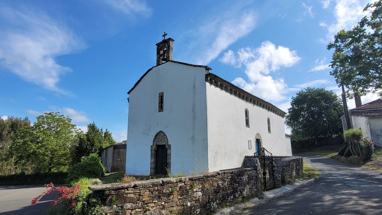Iglesia de Vitiriz.Viajeros llegando a Vigo tras visitar las islas Cíes.