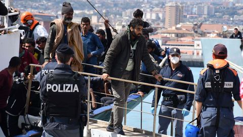 Migrantes desembarcando, este mircoles, en el puerto italiano de Catania