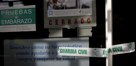 Imagen de la farmacia de la ronda de Outeiro, en A Coru�a, que fue registrada y precintada por la Guardia Civil. 