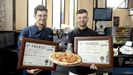 Francesco y Salvatore Palazzolo muestran la pizza de pistacho y premios del Rincón Siciliano.