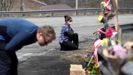 Flores y peluches en el lugar donde fue asesinada una agente de la Policía Montada por el atacante