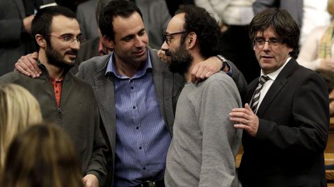 Carles Puigdemont (derecha), junto a los diputados de la CUP, Albert Botrán y Benet Salellas, y el de ERC, Ferran Civit (2i), poco antes del pleno.