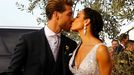 Pilar Rubio y Sergio Ramos protagonizan un romántico beso tras darse el «sí quiero»