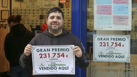 Carlos Fernndez es el propietario de la Administracin de Lotera nmero 9 de Ferrol, en la calle Rubalcava
