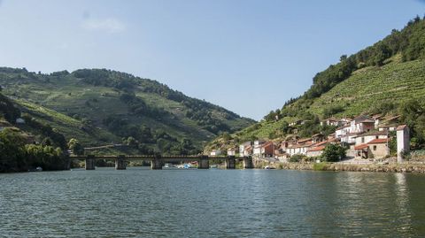 Otra vista del pueblo de Belesar y su puente, que une los municipios de O Saviao (derecha) y Chantada (izquierda)