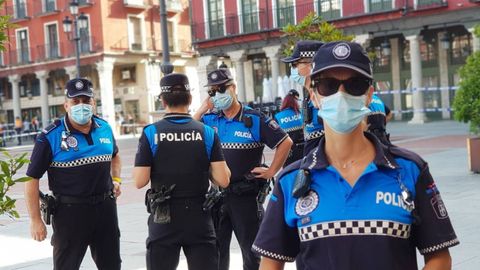Imagen de agentes de la Polica municipal en la plaza mayor de Valladolid
