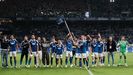 La plantilla del Real Oviedo celebra el triunfo en el derbi asturiano, con Enzo P�rez portando el bander�n