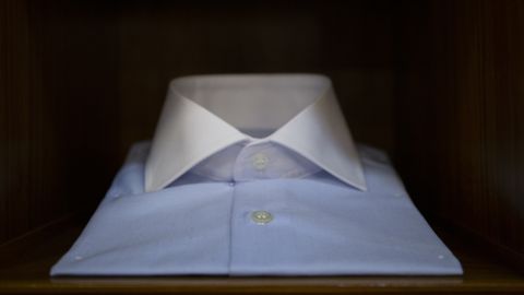 Foto detalle de una camisa en una sastrera de Oviedo