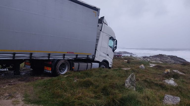 El camionero siguió un camino de tierra y piedras que llevaba al mar