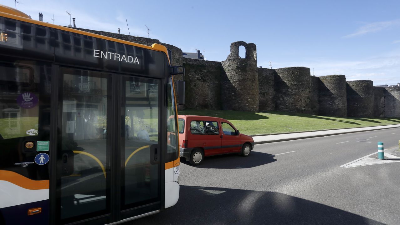 A partir del 1 de junio no se volverá a ver esta imagen, de buses y coches por delante de A Mosqueira