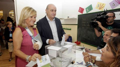 El ministro del Interior, Jorge Fernndez Daz, junto a su esposa Asuncin Carcoba, vota en la Escola Augusta (Barcelona)