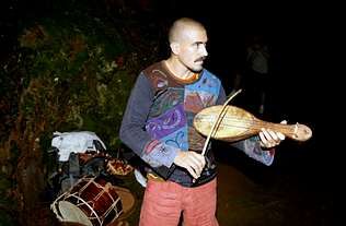 Pablo Carpintero en una actuaci�n musical con instrumentos tradicionales gallegos