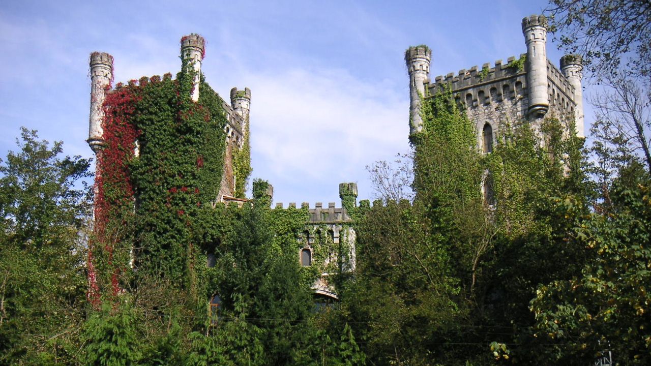 Castillo de Priorio, en Las Caldas, un conjunto monumental del siglo XIX de origen medieval