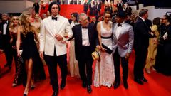 Coppola, encabezando la troupe del filme Megalpolis en la alfombra roja de Cannes.