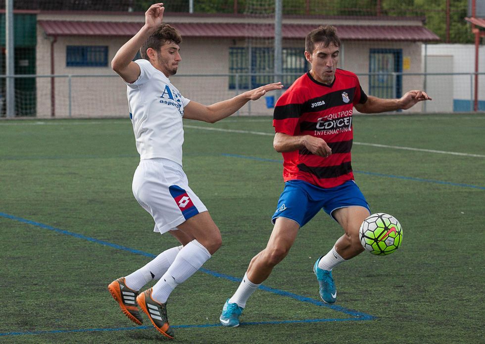 Adri�n Armesto, a la izquierda, persigue a un futbolista contrario en un partido de liga. 