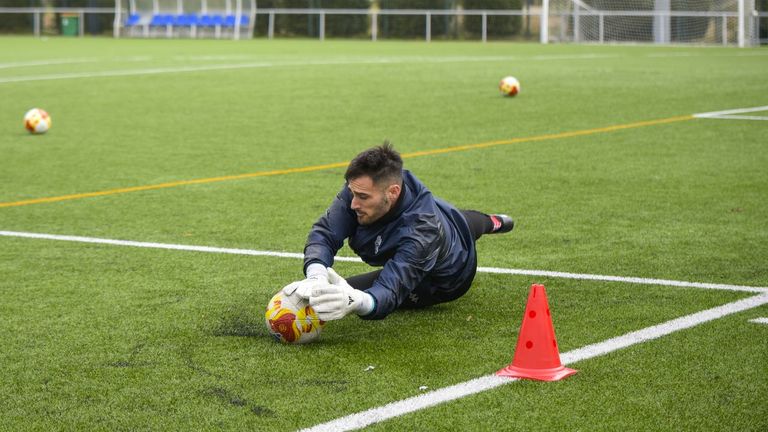 Marqueta, portero del Pontevedra: «Seguir en play off con un partido menos es un reflejo de que estamos haciendo las cosas bien»