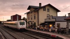Desde la terraza de A Cantina, los clientes contemplan la llegada de los trenes a Rbade.  