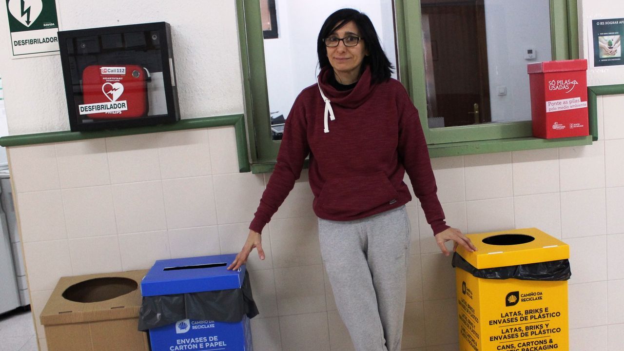 Bomberos y polic�as junto al cuerpo, tapado con una s�bana mientras lo examina la m�dico forense