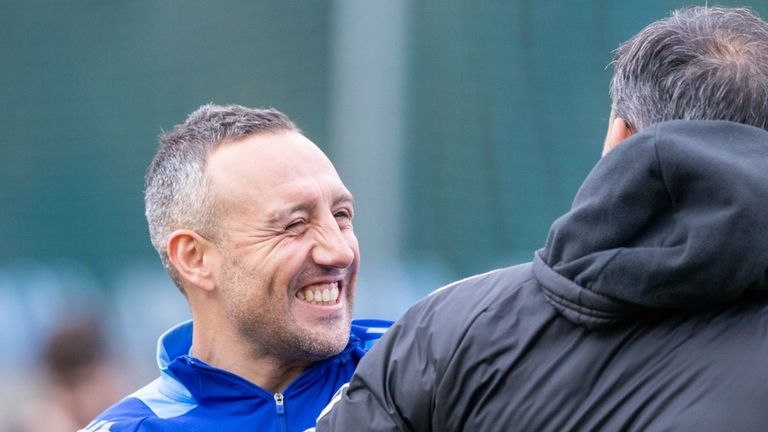 Santi Cazorla se abraza a Javi Calleja en El Requexón