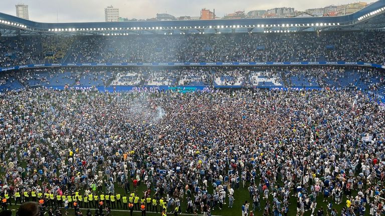 La afición desata su euforia e invade Abanca Riazor tras la dulce derrota del Dépor frente al Las Palmas: 1-2