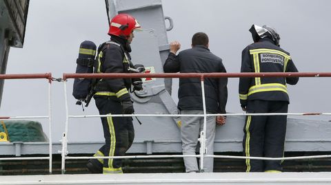 Incendio en un barco atracado en el puerto de Marn