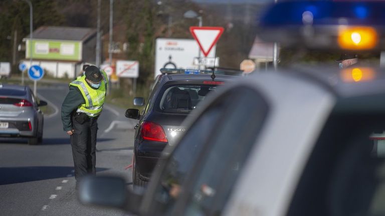 Un vehículo que circulaba en sentido contrario por la N-525 es interceptado en una de las entradas principales a Santiago