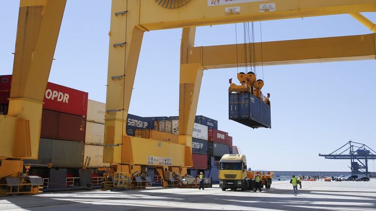 El movimiento de contenedores repunta al fin en el puerto exterior de Ferrol