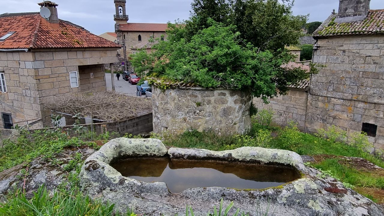 Tumbas de piedra.Algunas de las piezas del Museo del Automvil de la Fundacin Jorge Jove