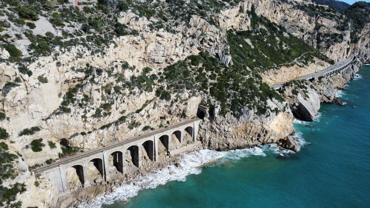 Viaducto de la l�nea del tren en Sitges.